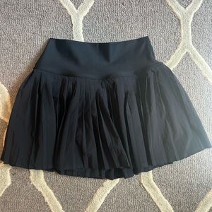 Alo yoga pleaded tennis skirt!